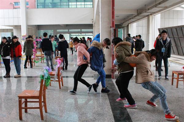 双人夹气球.JPG
