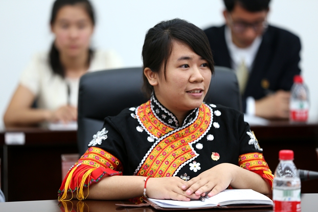 校学生社团联合会副主席、少数民族(仫佬族)代表袁文岚同学发言.JPG