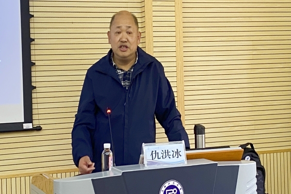 仇教授作报告_副本.jpg