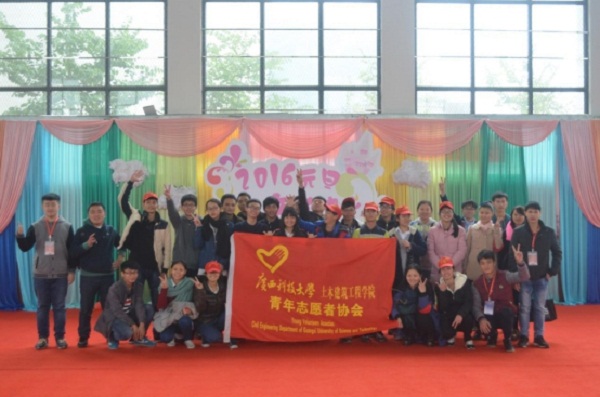 图为志愿者合影