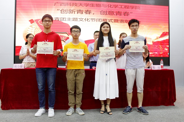 受到表彰的学生代表1.JPG