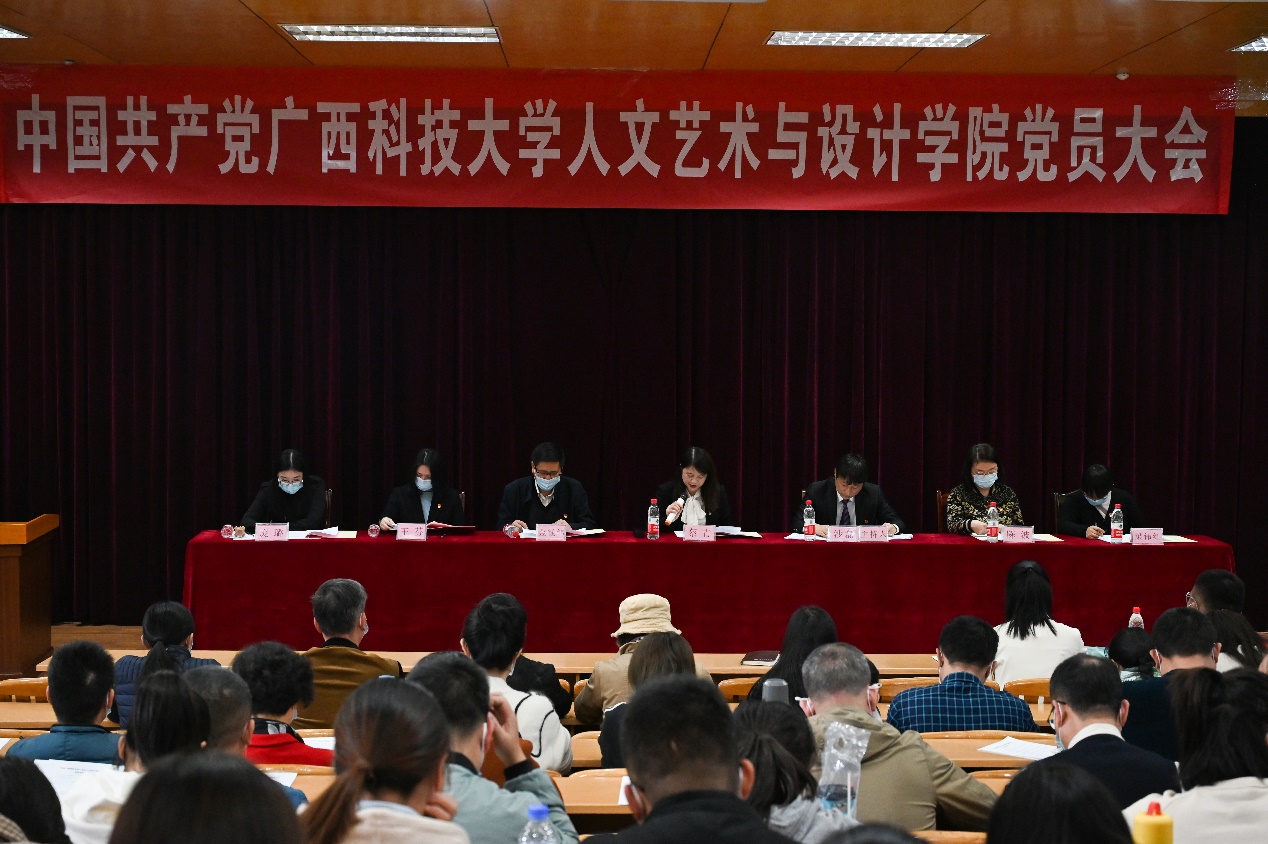 说明: 人们在看台上的人和观众低可信度描述已自动生成