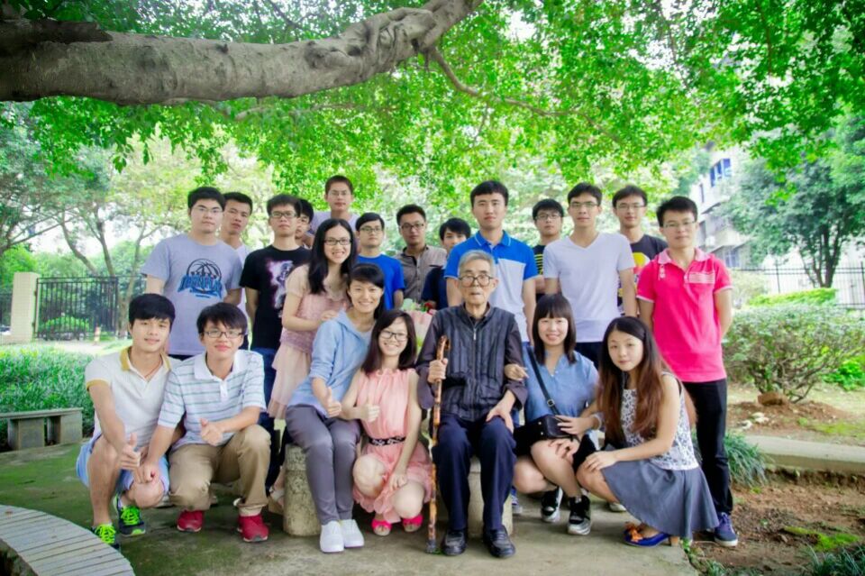 与2015届毕业生合影.jpg