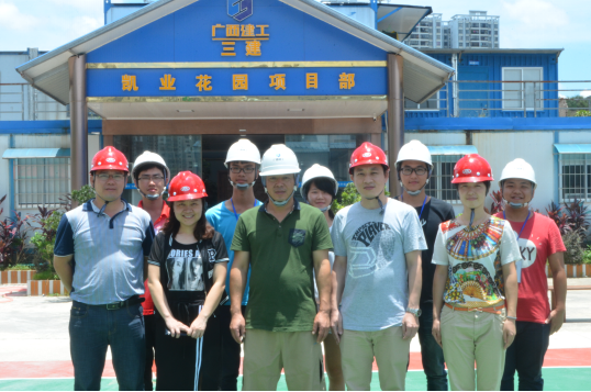 图为邓副院长一行与三建凯业花园项目部学生合影