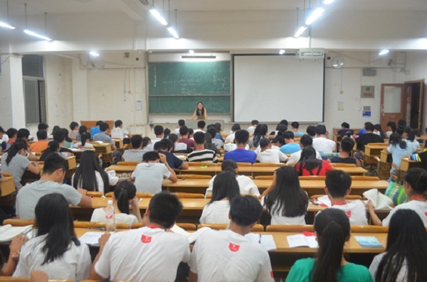 叶雁冰老师为学生干部们做培训