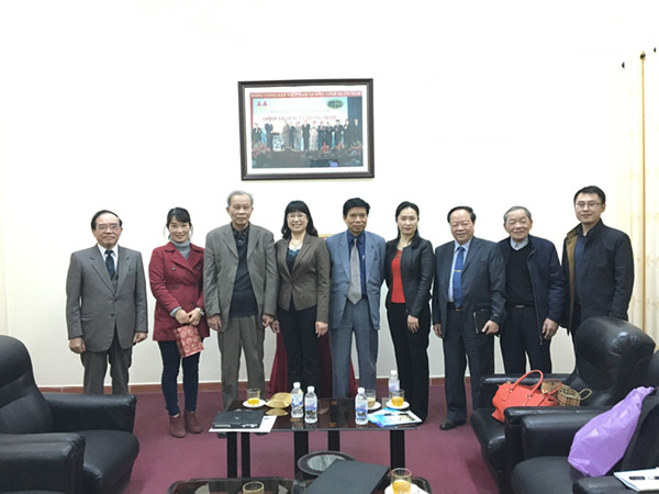 与河内工艺与经营管理大学合影