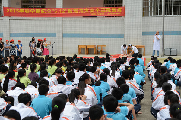 2015-5-12 走进25中演练活动(溺水自救、心肺复苏)2.JPG