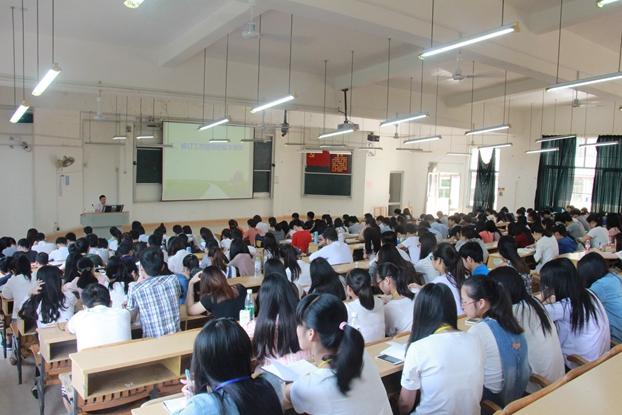 图2:全体成员认真学习党课.JPG