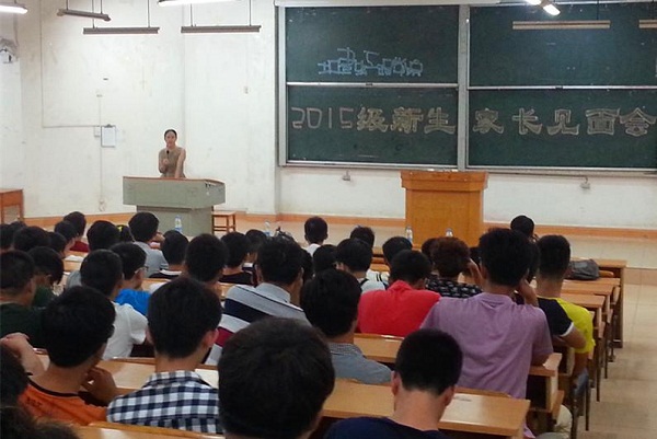 图为土建学院党委书记叶雁冰致词