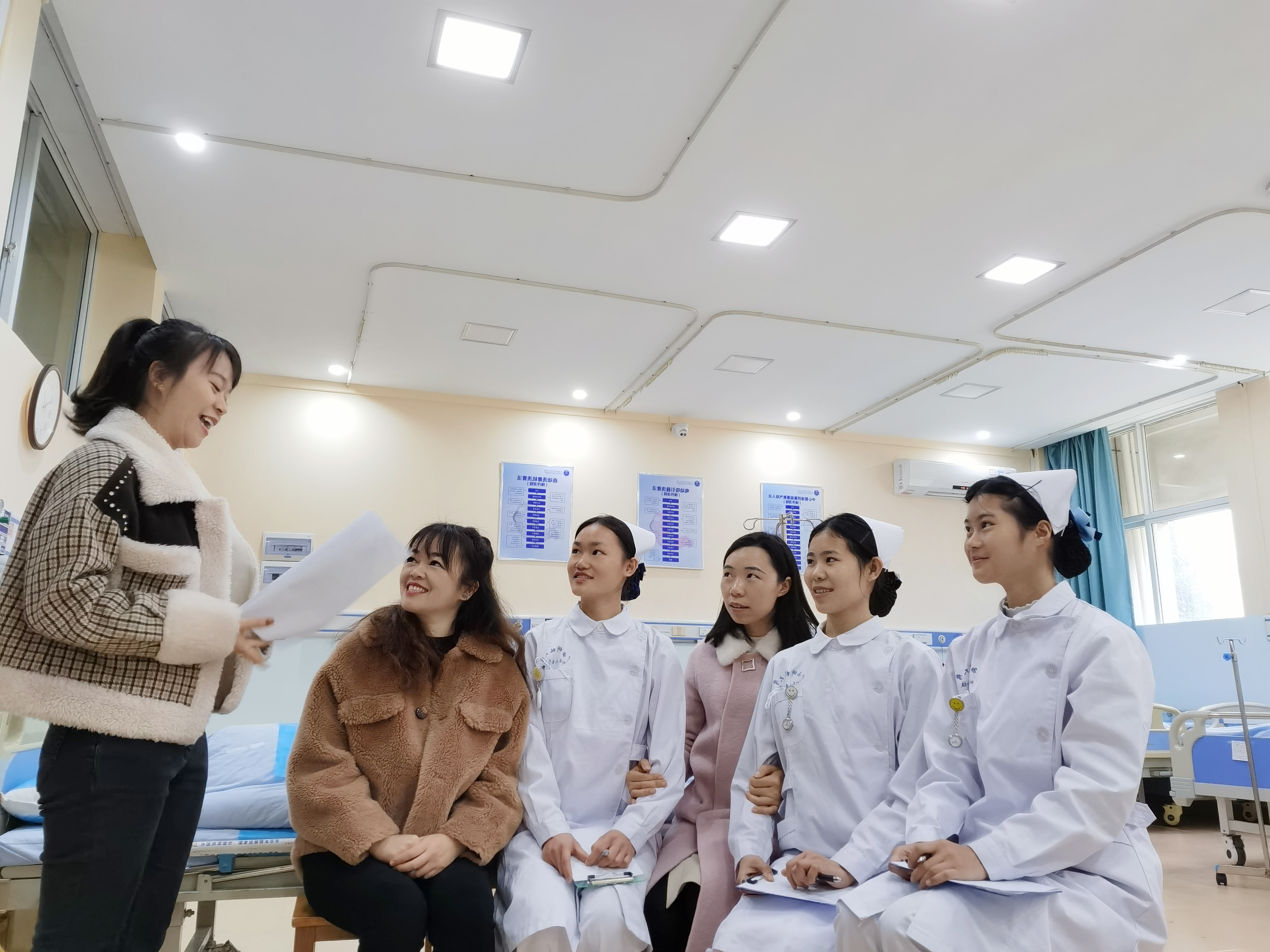 1651854777952465.jpg 图3聆听指导教师指点.JPG