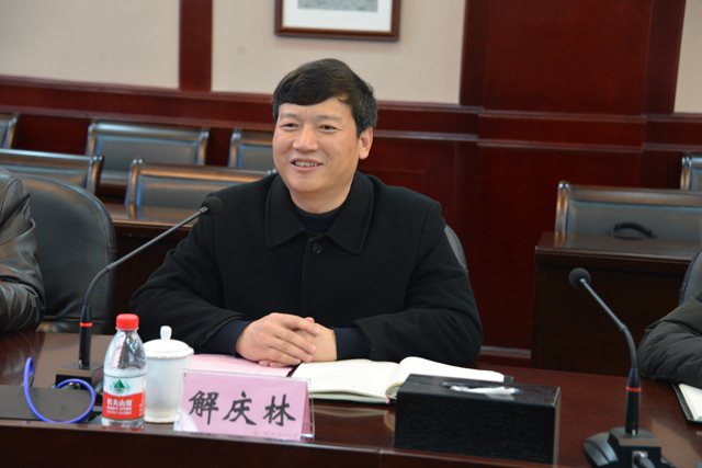 解庆林校长介绍该校开展本科教学审核评估工作相关情况.jpg