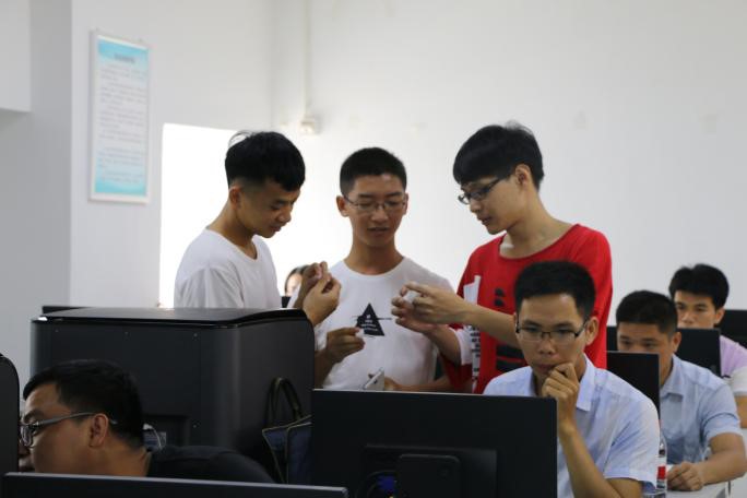 图5学员相互交流自己作品