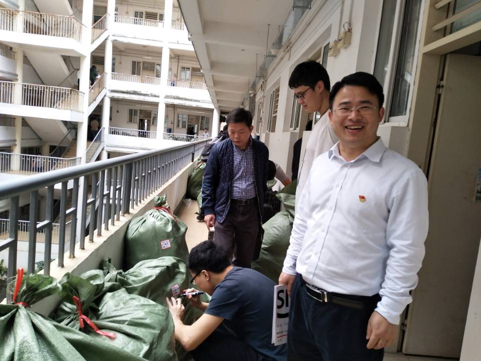 研究生工作部(处)领导深入学生宿舍看望慰问学生 研究生工作部(处)领导深入学生宿舍看望慰问学生