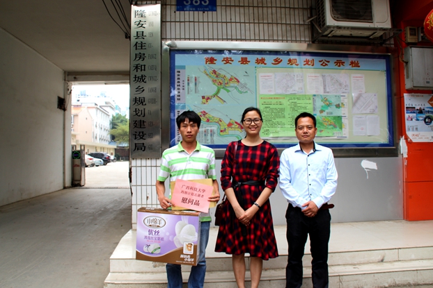 看望在隆安县住建局服务的浦京集团西部计划志愿者陆文理,陆局长接待。2_副本.jpg