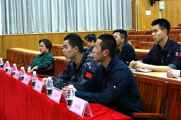 社员们正在学习无线通信知识