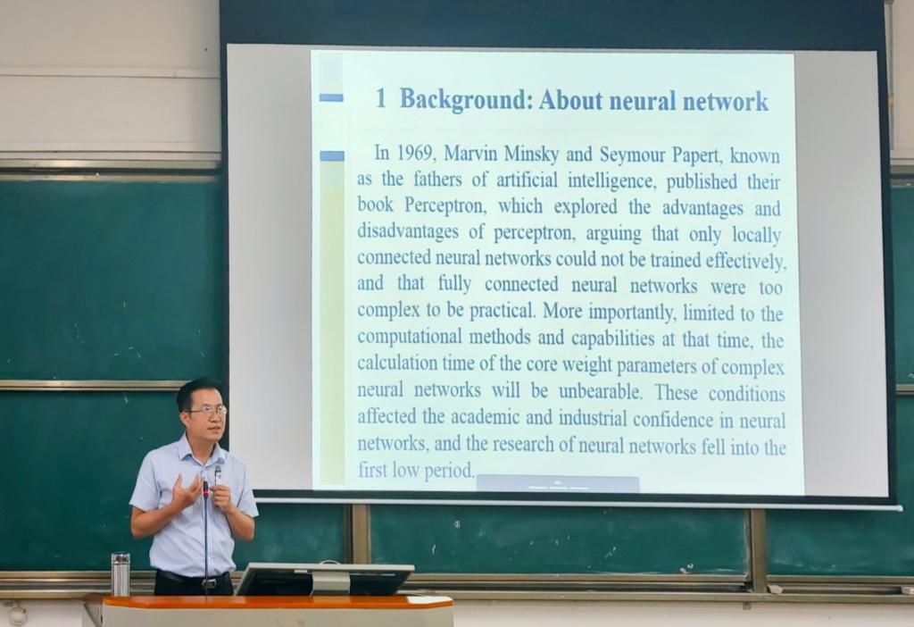 罗日才教授作报告.jpg