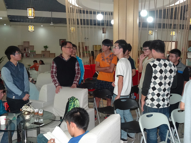 压缩 李宗楷教授与现场学生交流.jpg