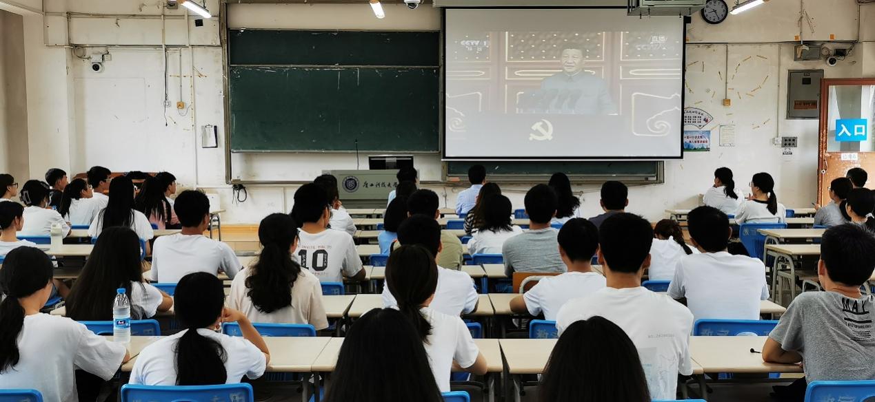 会议室里的人们描述已自动生成