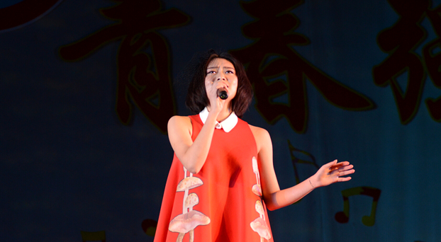 十大歌手冠军艺术学院丁倩妮演唱歌曲《鱼》(罗儒霄 摄).jpg