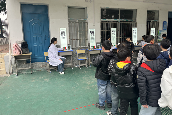 志愿者为小朋友们测视力2.jpg