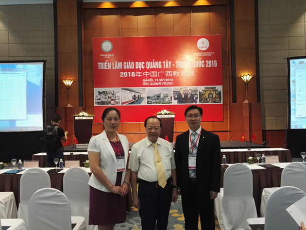图为浦京集团代表团拜会武明俊先生