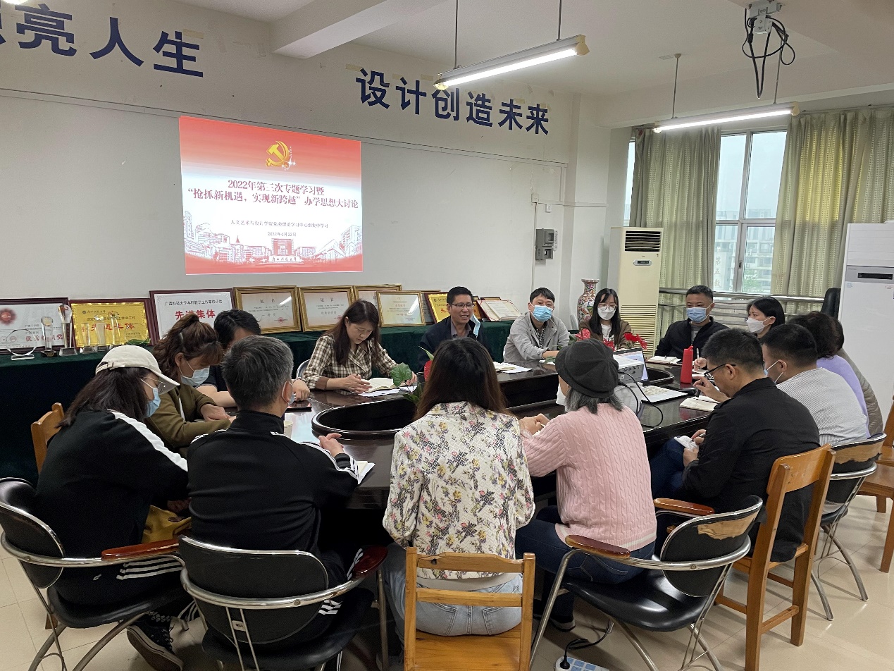 说明: 一群人在餐厅里描述已自动生成