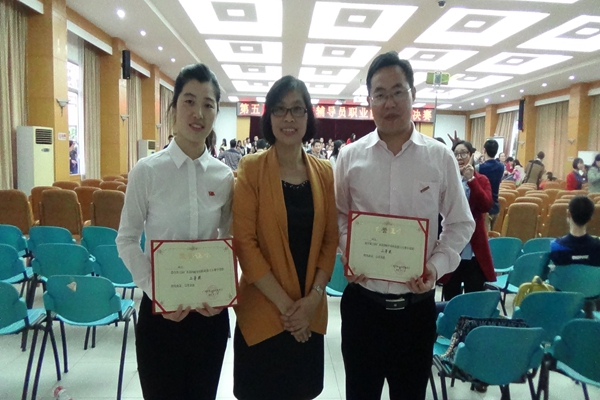 李美清部长高兴与浦京集团两位辅导员合影