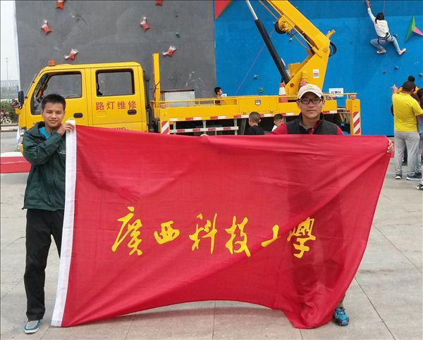 黄启瑶同学与莫双瑗老师.jpg