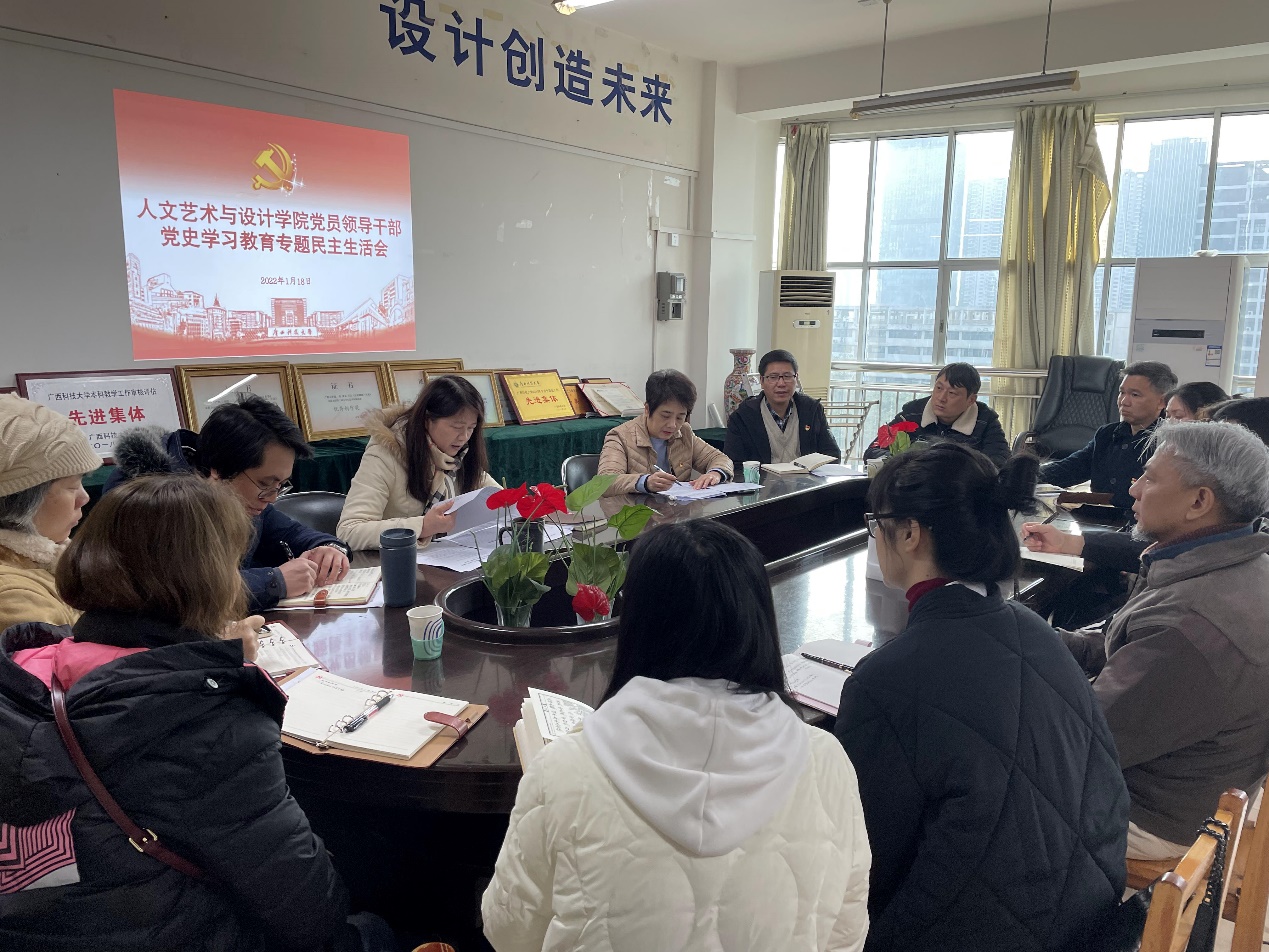 说明: 一群人在餐厅里描述已自动生成