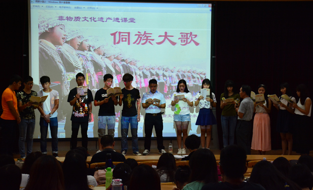 吴老师教学生们演唱侗族大歌.jpg