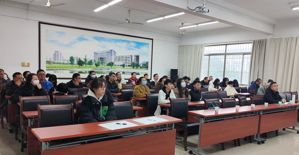 现场师生认真聆听报告.jpg