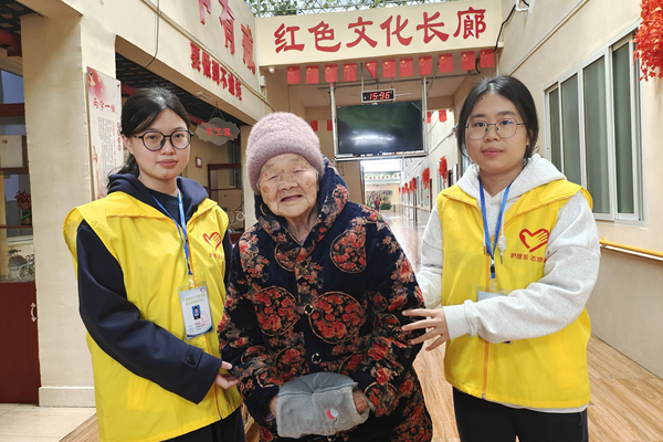志愿者们陪老人散步.jpg