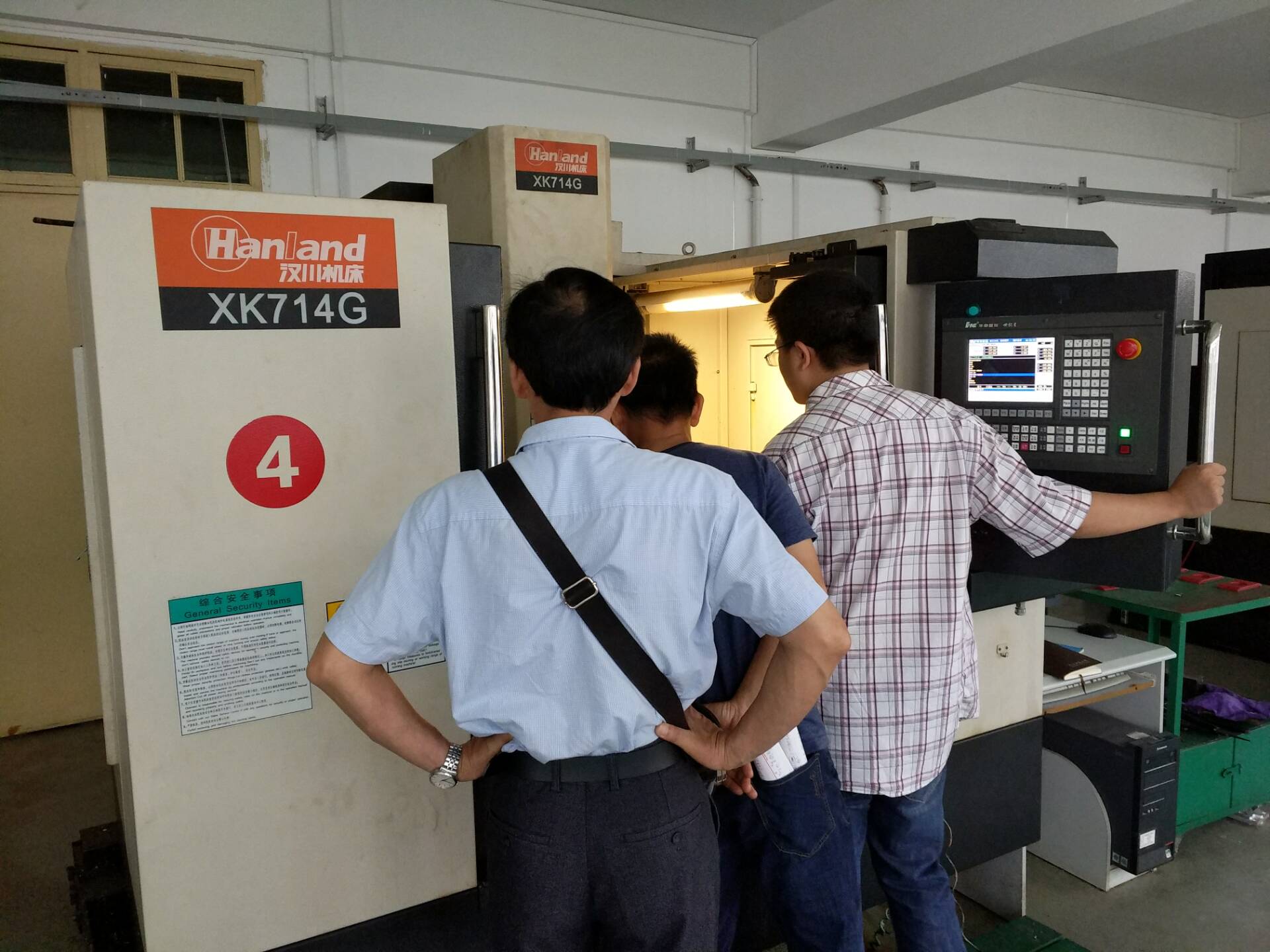 图2培训教师指导参训学员进行NC编程训练 图2培训教师指导参训学员进行NC编程训练