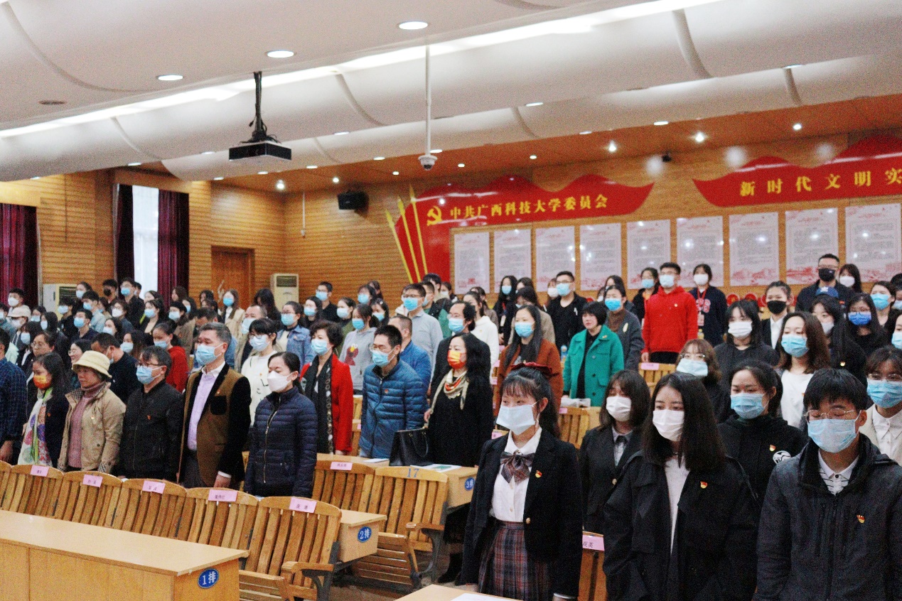 说明: 大厅里的人们描述已自动生成