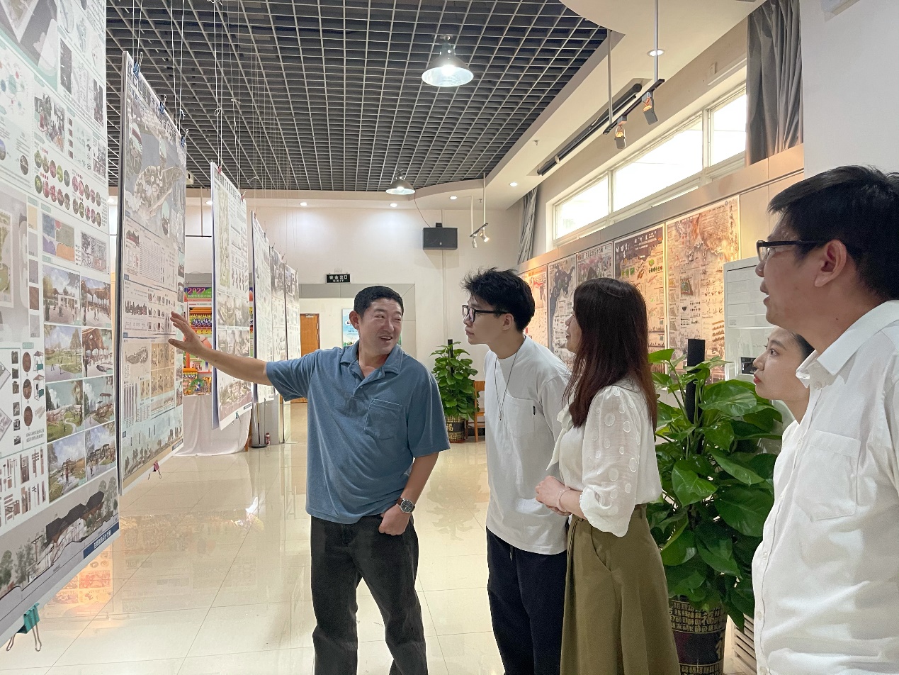图片包含 人, 建筑, 站, 男人描述已自动生成