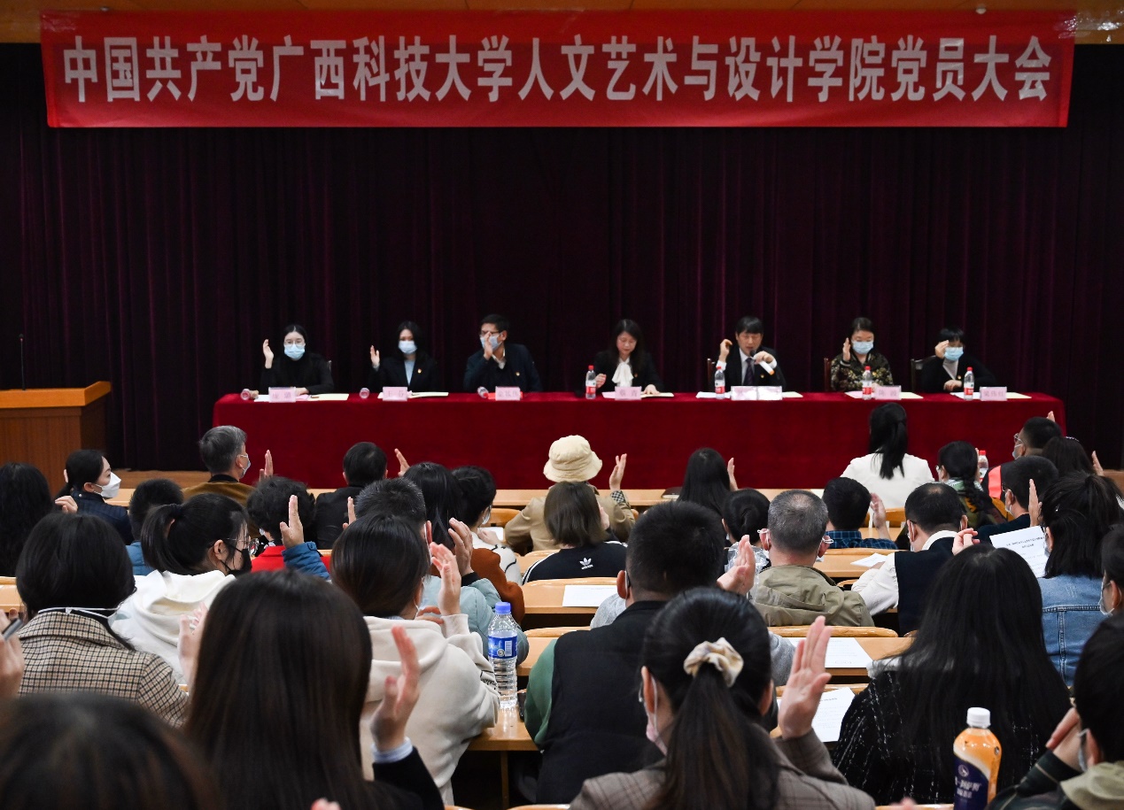 说明: 人们在看台上的人和观众中度可信度描述已自动生成