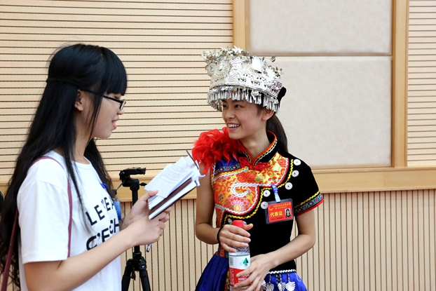 9少数民族代表(土家族)来自外语学院的周贵兰向记者讲述大会感受.jpg