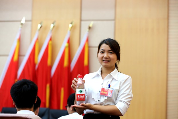 6代表在休会期间开心地与自己的水瓶合个影.jpg