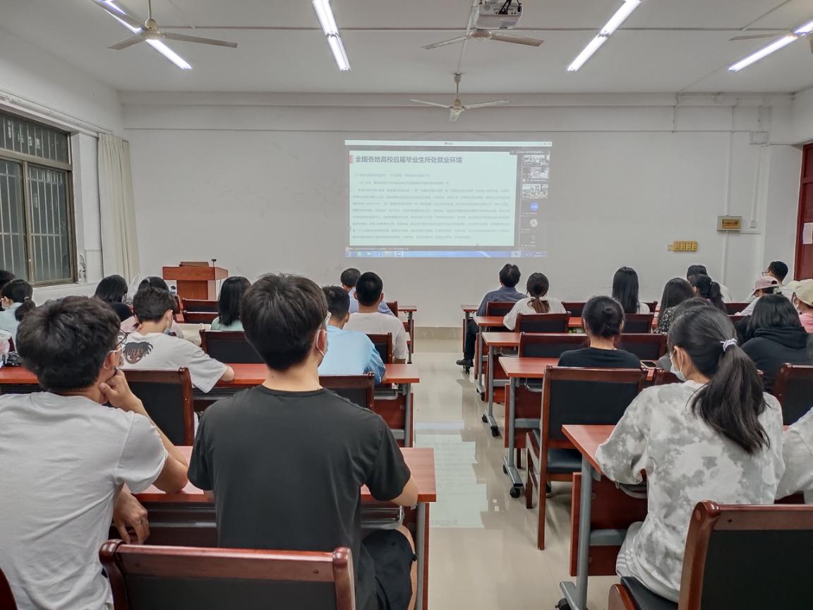 说明: 图为企业介绍当前深圳就业形势