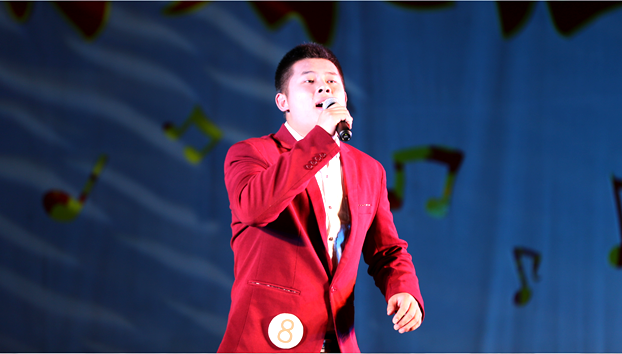 十大歌手亚军土建学院于彬演唱歌曲《卓玛》(罗儒霄 摄).png