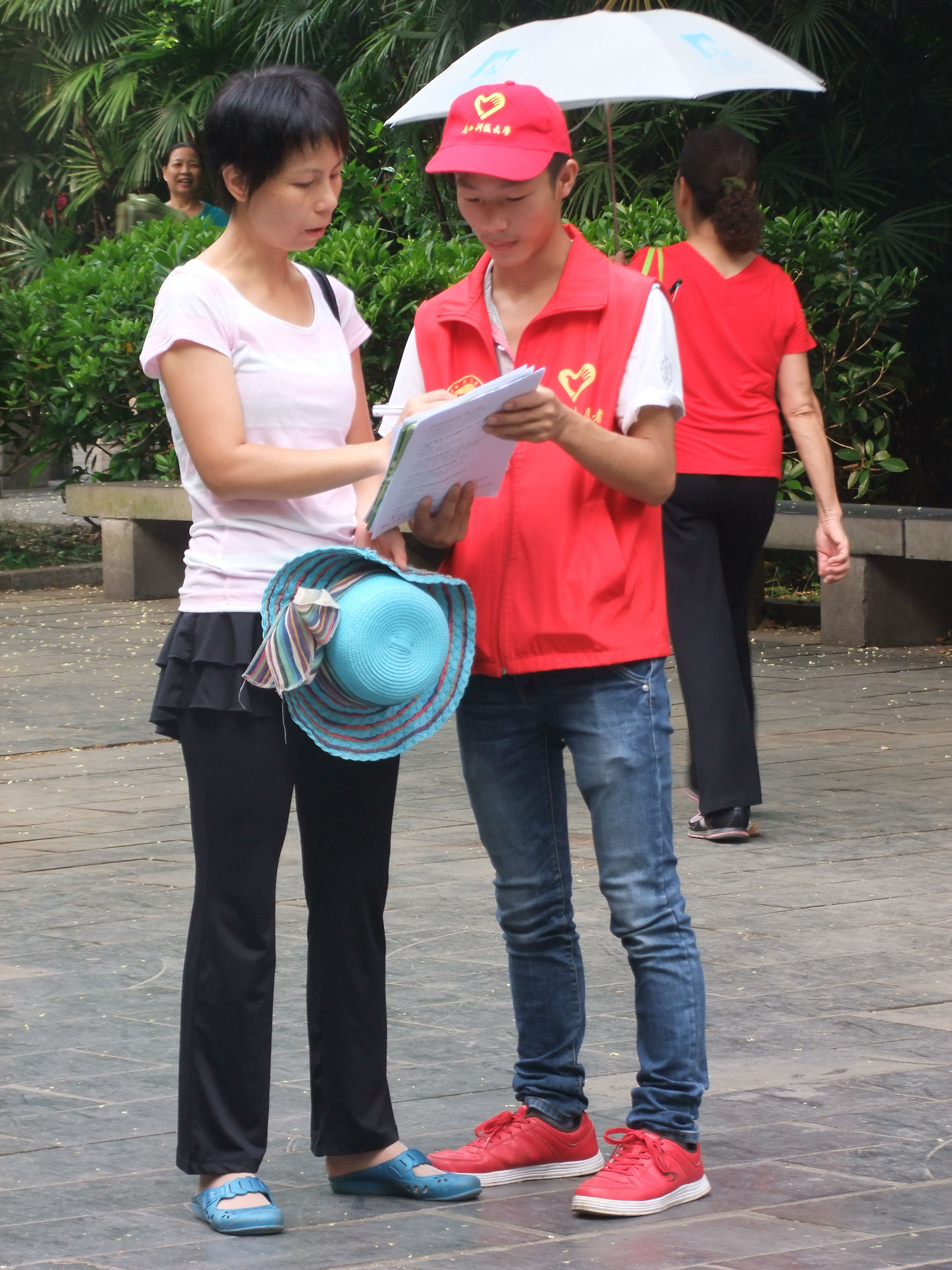 图为队员进行问卷调查