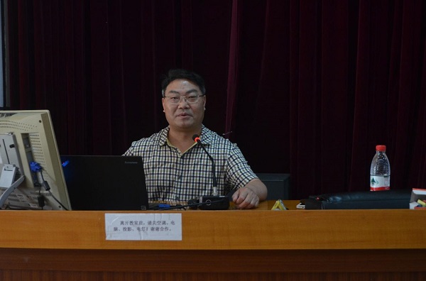图为唐孝祥教授作报告