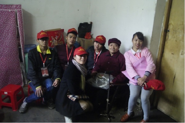 图为志愿者与老人谈心