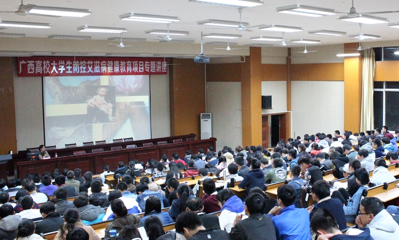 黄慧教授在做讲座.JPG