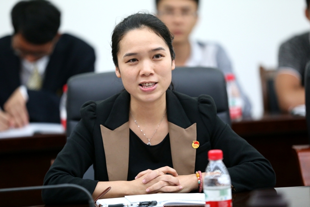 五四红旗团委标兵单位、医学院团委书记蓝娟老师发言.JPG