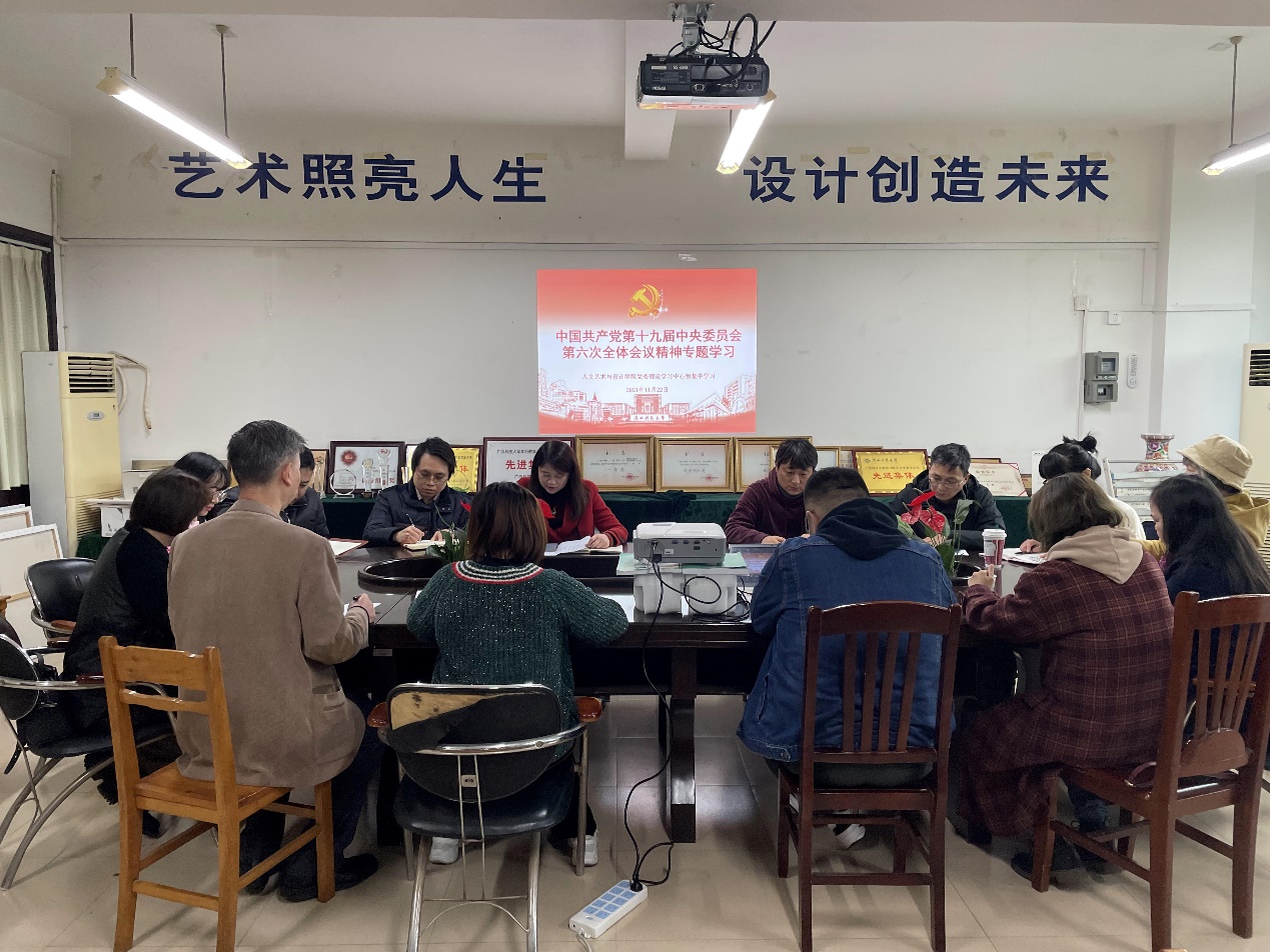 说明: 一群人在餐厅里描述已自动生成