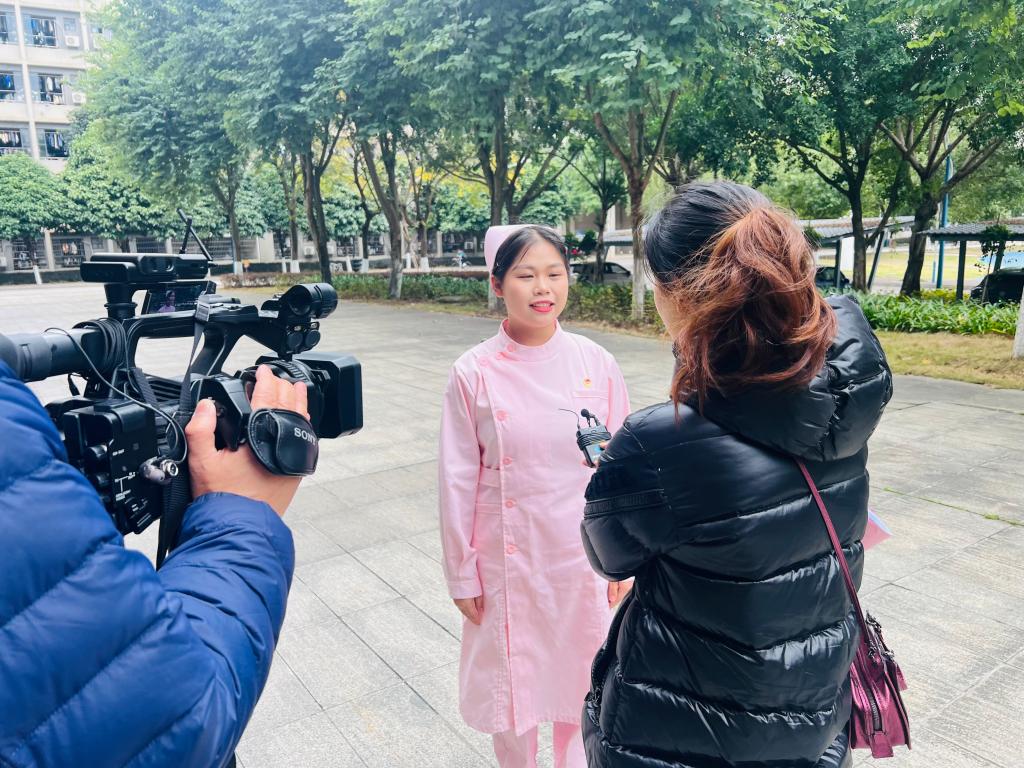 严芸茜同学代表中职组选手接受柳州新播报栏目采访.JPG