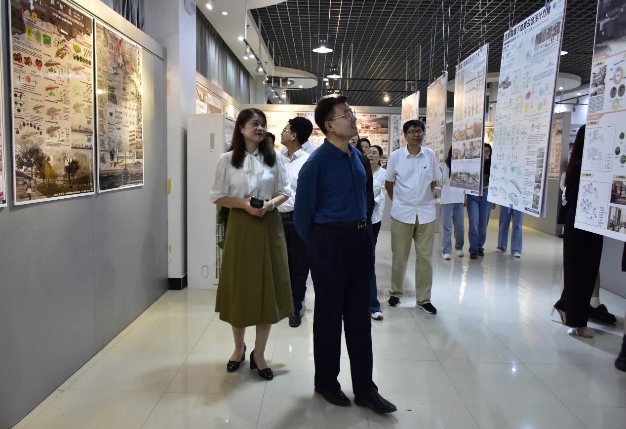 图片包含 室内, 建筑, 站, 火车描述已自动生成
