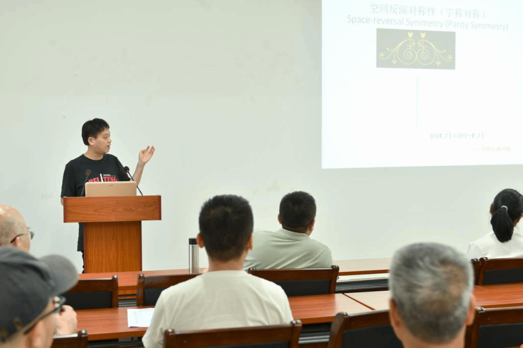说明: 一群人正在聊天描述已自动生成