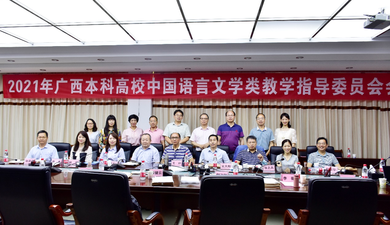 图片包含 人, 室内, 桌子, 电脑描述已自动生成